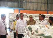 Presiden Jokowi Tinjau Persediaan Beras dan Serahkan Bantuan Pangan di Palembang
