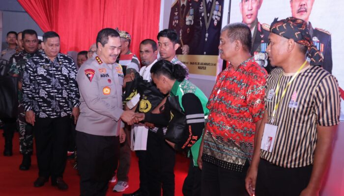 Intruksi Kapolri, Komjen Pol Agus Andrianto Bagikan Sembako ke Warga Palembang