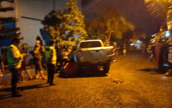 Tindaklanjuti Laporan Masyarakat Melalui Banpol, Kapolsek Plaju Terjun Langsung Bantu Evakuasi Mobil Terjungkal 