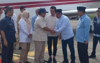 Cik Ujang Sambut Kedatangan Prabowo di Palembang