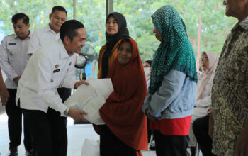 Pj Walikota Palembang Bagikan 100 Paket Sembako ke Warga Kecamatan Alang-Alang Lebar 