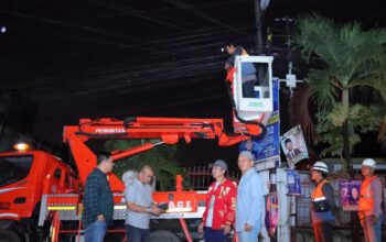 Pj Walikota Palembang Tinjau Perbaikan Lampu Jalan di Kawasan Alang – Alang Lebar 