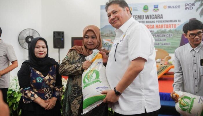 Menko Airlangga Tinjau Bantuan Pangan di Awal Tahun 2024