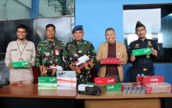 Anggota TNI AU Lanud SMH Gagalkan Pengiriman 380 Slop Rokok Non Cukai Melalui Bandara Internasional SMB II Palembang