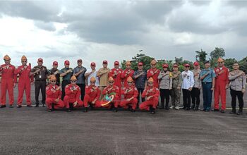 Ribuan Warga dan Pelajar Saksikan Pesawat Jupiter Aerobatic Team TNI AU Bermanuver di Langit Bumi Sriwijaya