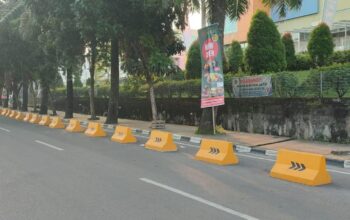 Usir Parkir Liar di Kawasan PIM, Dishub Palembang Pasang Batu Pembatas