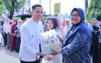 Dinilai Sebagai Garda Terdepan, Ratu Dewa Berikan Ribuan Bingkisan Sembako dan THR untuk Tenaga PHL