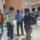 Airmen Lanud SMH Bantu Penumpang yang Pesawatnya Delay Hingga Dini Hari di Bandara Internasional SMB II Palembang
