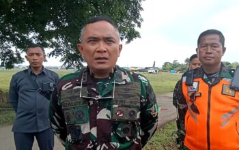 Antisipasi Terlibat Judi Online, Danlanud SMH Palembang Random Check HP Anggota