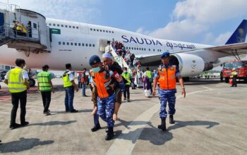 Momen Airmen Lanud SMH Gendong Jamaah Haji Lansia Kloter Pertama Debarkasi Palembang di Bandara SMB II