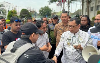 Pj Walikota Palembang Damenta Terima Langsung Aksi Unjuk Rasa, Minta Bongkar Bangunan Cold Storage
