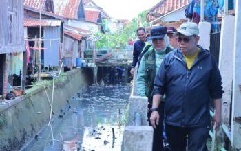Pj Walikota Palembang Damenta Tinjau Pembersihan Aliran Anak Sungai Musi, Ajak Masyarakat Peduli Lingkungan