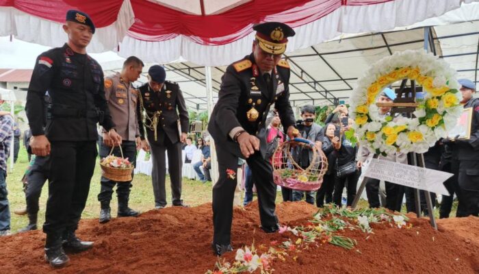 Kapolda Sulsel Pimpin Upacara Pemakaman Kompol Anumerta Ryanto Ulil Anshar