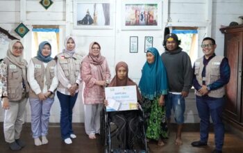 Jelang Idul Adha, LAZ Annur PLN IP UBP Keramasan Salurkan Bantuan Kursi Roda bagi Kaum Dhuafa