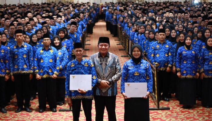 Gubernur Herman Deru Serahkan SK kepada PPPK Tertua dan Termuda, Simbol Dedikasi dan Harapan Baru