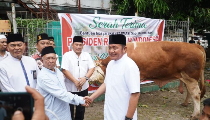 Menyapa Masyarakat, Mengawal Qurban: Gaya Herman Deru Rayakan Idul Adha