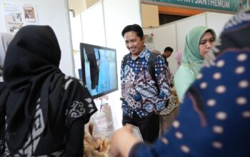 PLN Indonesia Power UBP Keramasan Hadirkan Produk Unggulan Mitra Binaan di Festival Bazar UMKM 2025