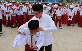 Pemkot Palembang Bagikan 39.099 Seragam Gratis, Ratu Dewa: Komitmen Nyata Sejak Hari Pertama Sekolah