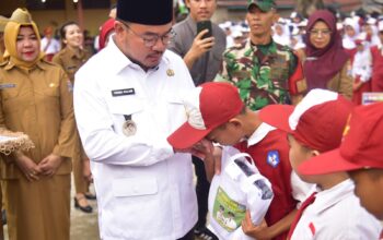Hari Pertama Sekolah, 211 Siswa SMPN 47 Palembang Terima Seragam Gratis