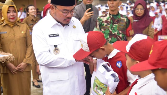 Hari Pertama Sekolah, 211 Siswa SMPN 47 Palembang Terima Seragam Gratis