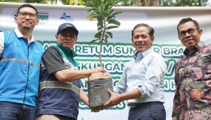 Dari Sumber Brantas, Untuk Masa Depan: PLN NP Tanam Bibit Pohon Bersama Menteri Lingkungan Hidup