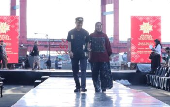 Ratu Dewa dan Dewi Sastrani Tampil Kompak di Swarna Songket 2025, Kenakan Motif Bunga Tanjung Khas Palembang