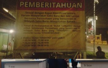 “Stiker Khusus” Truk di Sako Baru: Dishub Bilang Belum Dicetak, Tapi Papan Pengumuman Sudah Terpasang