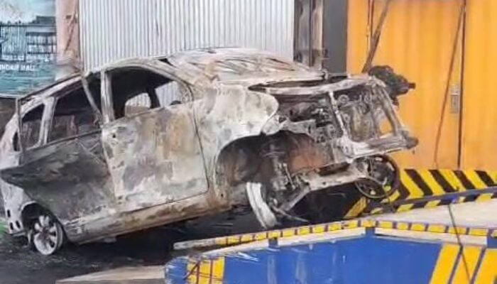 Dishub Palembang Evakuasi Avanza Dibakar Massa di Simpang Lambi Daro