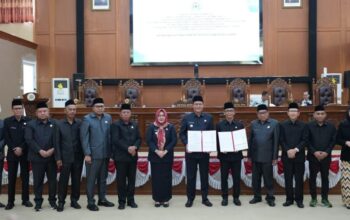 Raperda APBD-P 2025 Muara Enim Disahkan, Defisit Rp632 Miliar Ditutup Surplus