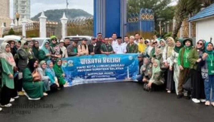 Wawako Rustam Effendi Lepas Rombongan Wisata Religi PWRI Lubuk Linggau