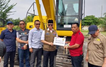 Siaga Bencana, Bupati OKU Serahkan Alat Berat dan Perlengkapan BPBD