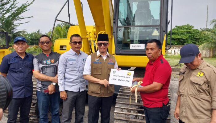 Siaga Bencana, Bupati OKU Serahkan Alat Berat dan Perlengkapan BPBD