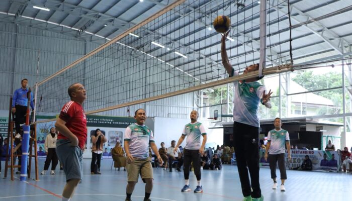 Laga Persahabatan Wali Kota dan Wakil Wali Kota Palembang Warnai Penutupan Voli Walikota Cup 2025