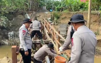 Brimob Polda Sumbar Bangun Jembatan Darurat, Pulihkan Akses 3.000 Warga di Padang Pariaman