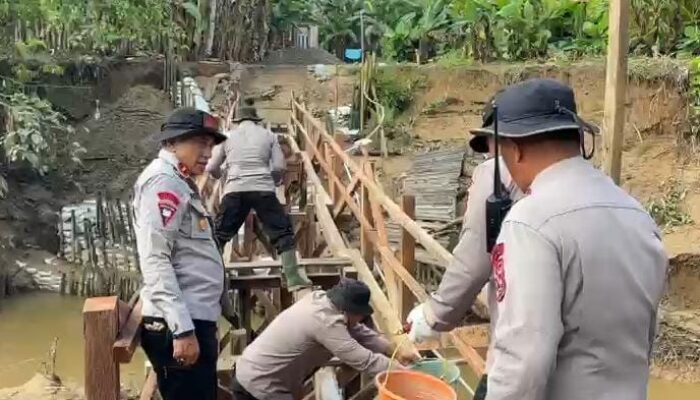 Brimob Polda Sumbar Bangun Jembatan Darurat, Pulihkan Akses 3.000 Warga di Padang Pariaman