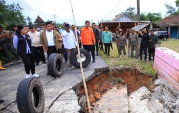 Banjir Rusak Jembatan di OKU Timur, Gubernur Sumsel Pastikan Segera Diperbaiki