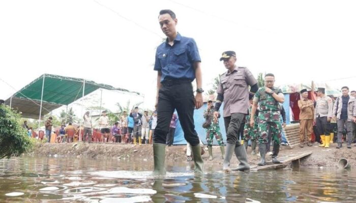 Bupati OKI Tinjau Banjir Air Sugihan, Empat Pintu Air Segera Diperbaiki