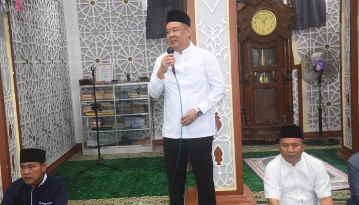 Salat Jumat di Kampung Halaman, Wagub Sumsel Cik Ujang Kenang Masa Kecil