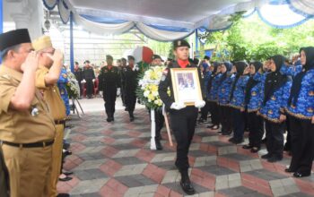 Dr. Ekowati Retnaningsih Diberangkatkan ke Peristirahatan Terakhir dengan Upacara Kedinasan