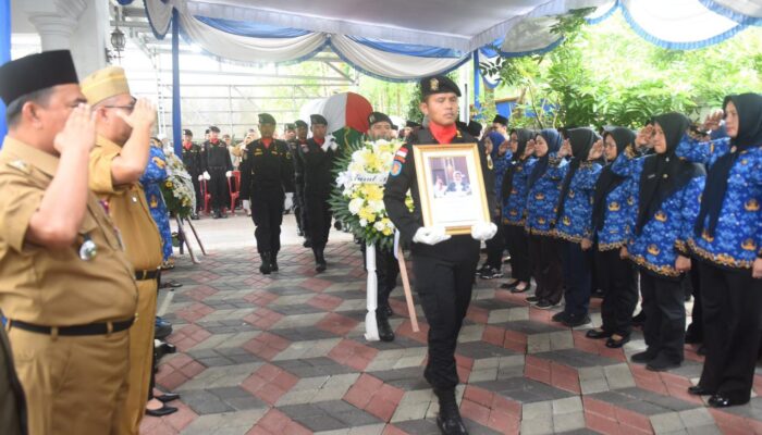 Dr. Ekowati Retnaningsih Diberangkatkan ke Peristirahatan Terakhir dengan Upacara Kedinasan