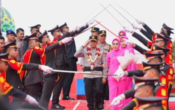 Penuh Haru, Polda Sumsel Lepas Irjen Pol Andi Rian R Djajadi dengan Tradisi Pedang Pora