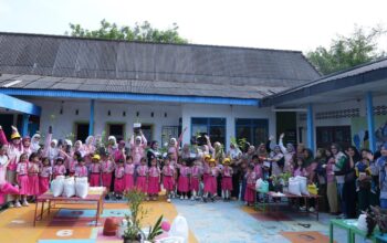 Srikandi PLN Indonesia Power UBP Keramasan Tanam Pohon Bersama TK Elektrina, Tanamkan Cinta Lingkungan Sejak Dini