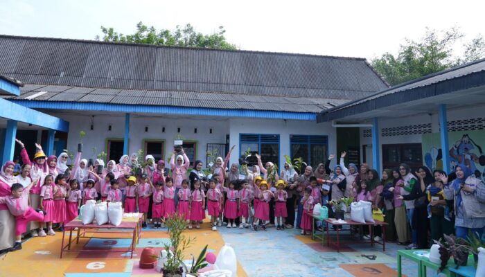 Srikandi PLN Indonesia Power UBP Keramasan Tanam Pohon Bersama TK Elektrina, Tanamkan Cinta Lingkungan Sejak Dini