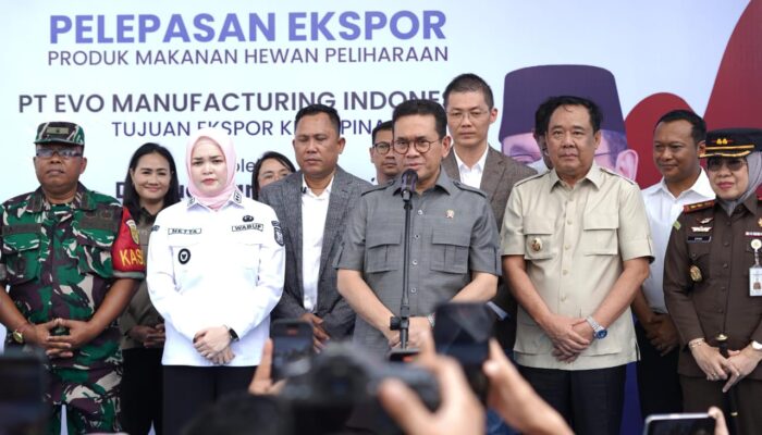 Didampingi Wagub Cik Ujang, Mendag Lepas Ekspor Perdana Pakan Hewan ke Filipina