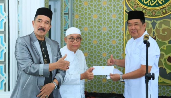 Cik Ujang Serahkan Bantuan Masjid di Sukarami, Dorong Umat Makmurkan Rumah Ibadah