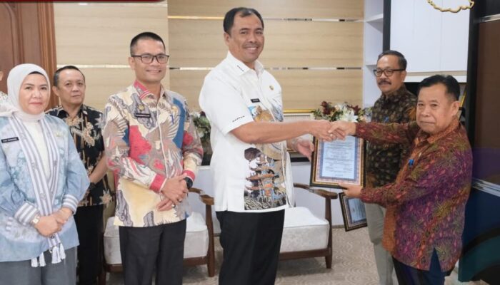 Apresiasi Pengabdian ASN, Bupati OKU Selatan Serahkan Penghargaan Purna Bakti