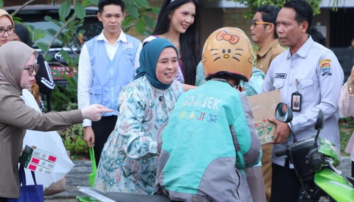 Kebahagiaan Ramadhan, Ratusan Paket Takjil Dibagikan di Depan Kantor Wali Kota