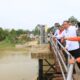 Cik Ujang Tinjau Lokasi Jembatan Roboh di Muratara, Pastikan Pembangunan Kembali 2027