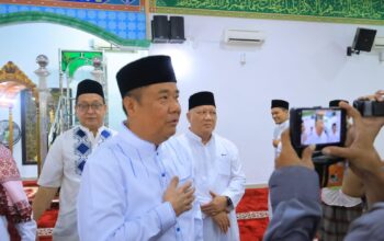 Safari Jumat di Masjid Al-Ikhlas, Cik Ujang Siapkan Bantuan Sapi Kurban
