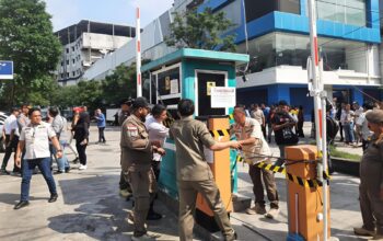 Diduga Beroperasi Tanpa Izin, Parkir Rajawali Village di Palembang Kena Segel Satpol PP